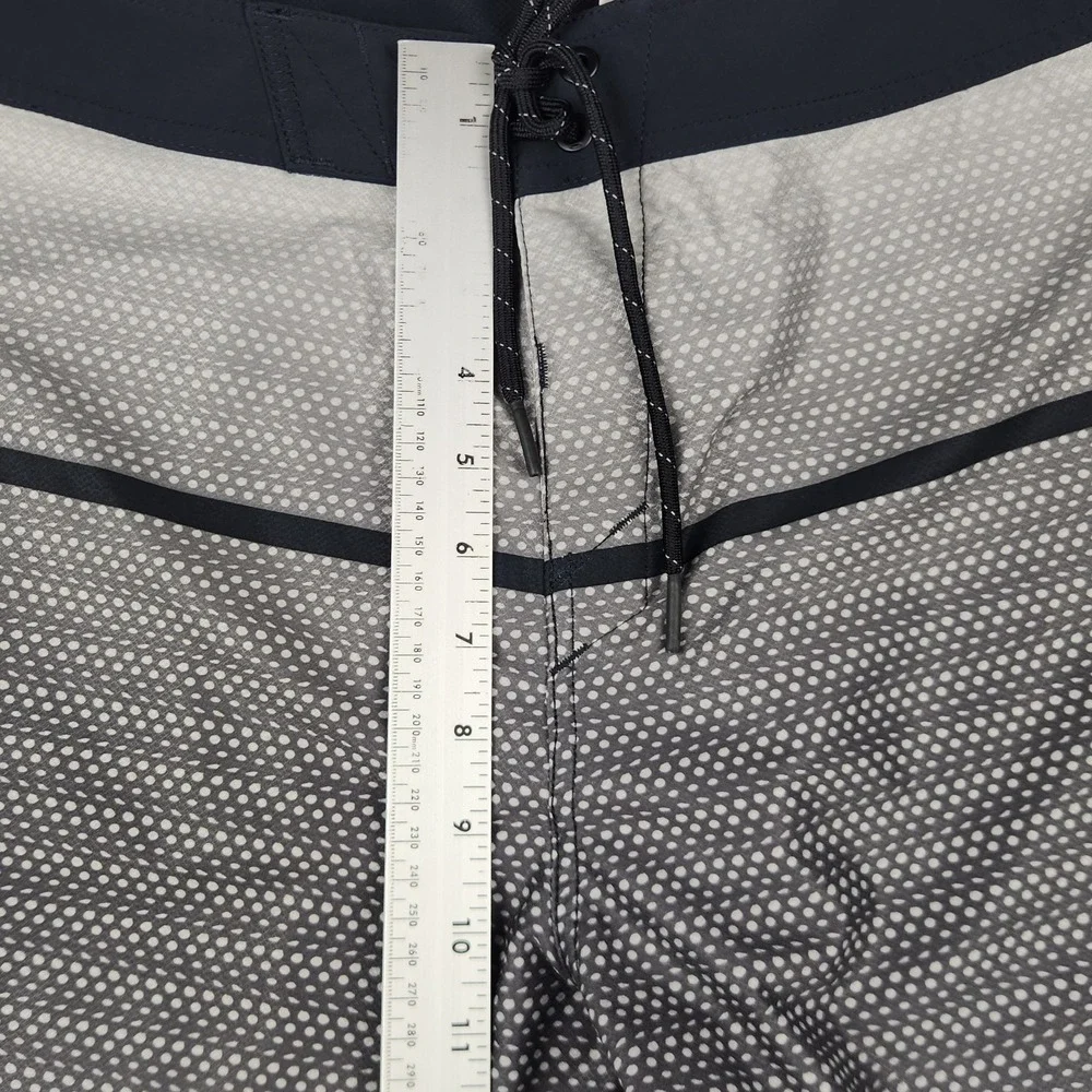 Oakley Board Shorts Mens 33 Gray Black Geometric Swim Trunks‎ Mesh Linerless